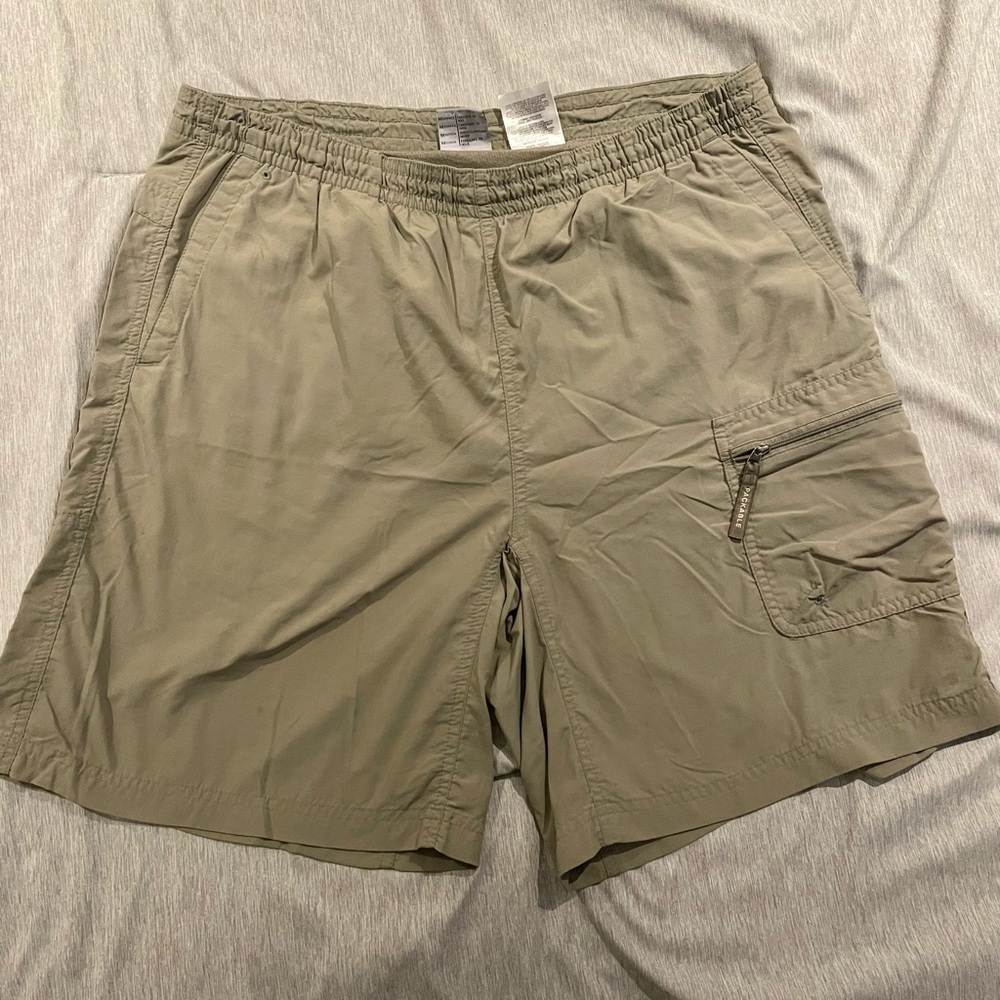 Columbia grt lightweight nylon shorts with inner mesh.  Sz medium